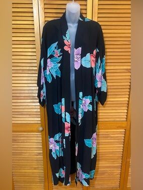 Vintage Back East: Floral robe in black
